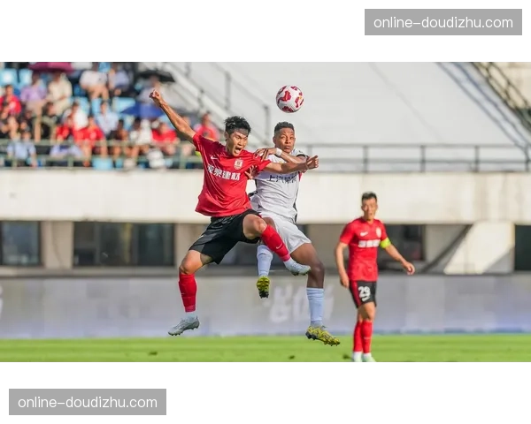 上海海港传中成功率仅9.5% 边路进攻效率严重不足 上海海港传中成功率仅9.5% 边路进攻效率严重不足