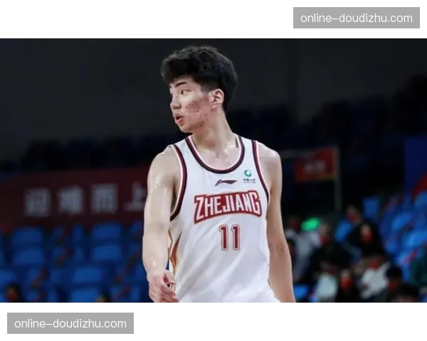 浙江余嘉豪内线防守，护框同时保护后场篮板球